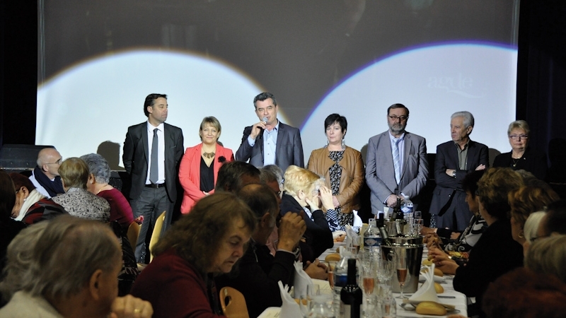 Beau moment de convivialité  lors du repas-spectacle de nos aînés